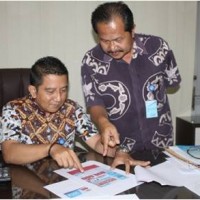 Direktur PDAM bersama Kabag Hubang saat membahas program diskon yang berllaku pada bulan Oktober hingga Desember 2014.